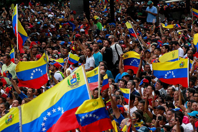 Dòng người đổ xuống đường phố Caracas phản đối Tổng thống Nicolas Maduro.   Ảnh: EPA