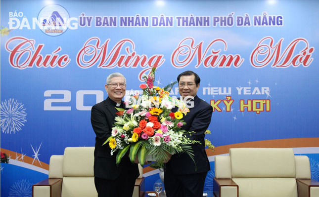 Chairman Tho (right) and Bishop Ngan.