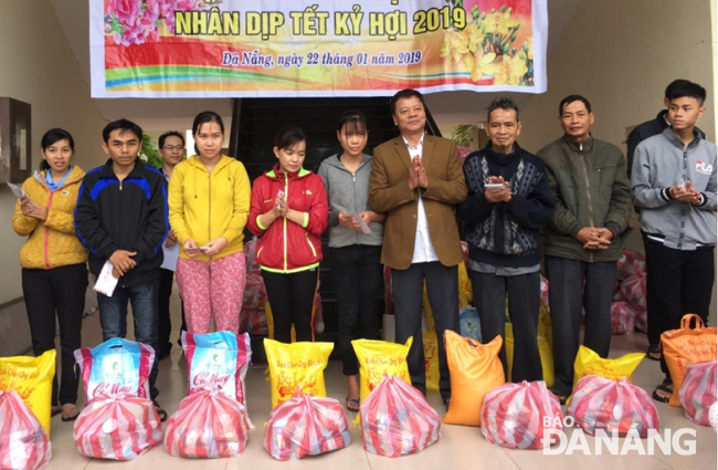 Tet gifts being presented to local AO victims