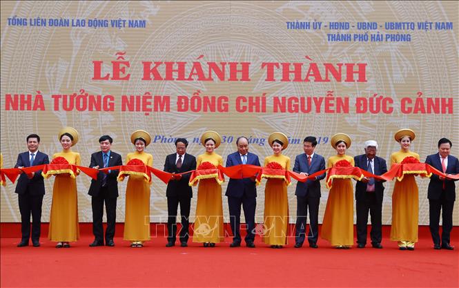 Thủ tướng Nguyễn Xuân Phúc và các đại biểu thực hiện nghi thức cắt băng khánh thành Nhà tưởng niệm đồng chí Nguyễn Đức Cảnh. Ảnh: Thống Nhất/TTXVN