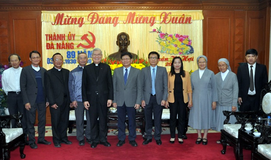 Deputy Secretary Tri (centre) and a group of religious dignitaries from the Diocese of Da Nang