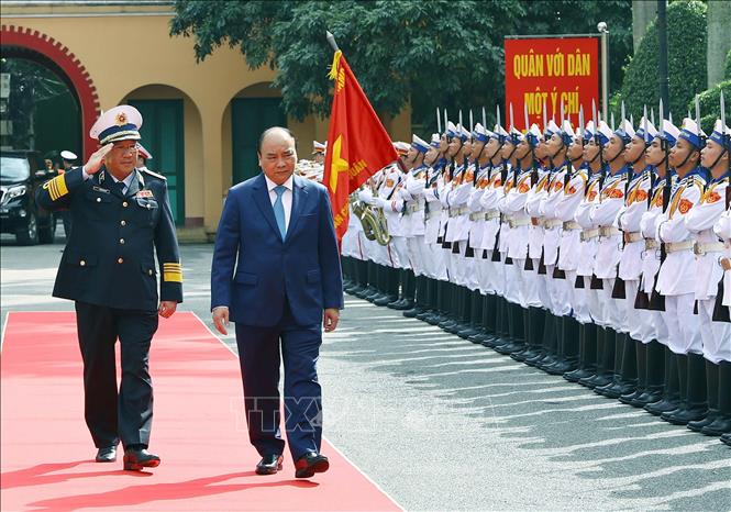 Thủ tướng Nguyễn Xuân Phúc duyệt đội danh dự tại lễ đón.