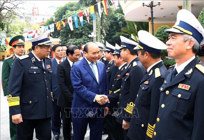 Thủ tướng Nguyễn Xuân Phúc với các tướng lĩnh, sĩ quan chỉ huy Bộ Tư lệnh Quân chủng Hải quân. 