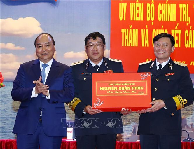 Thủ tướng Nguyễn Xuân Phúc tặng quà Tết cho Bộ Tư lệnh Quân chủng Hải quân.