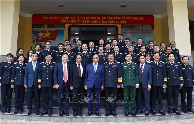 Thủ tướng Nguyễn Xuân Phúc và các đại biểu chụp ảnh chung với cán bộ, chiến sĩ Bộ Tư lệnh Quân chủng Hải quân.