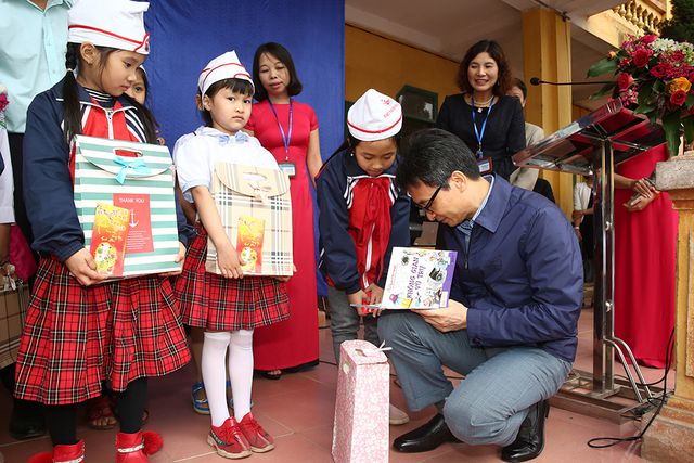 Phó Thủ tướng Vũ Đức Đam tặng sách cho các cháu học sinh. Ảnh: VGP/Đình Nam