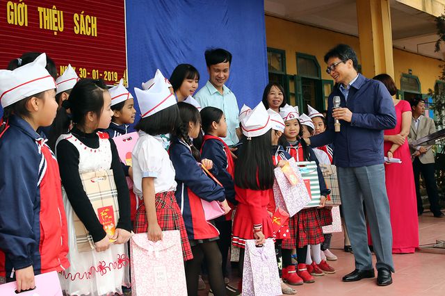 Phó Thủ tướng Vũ Đức Đam trò chuyện cùng các cháu học sinh. Ảnh: VGP/Đình Nam