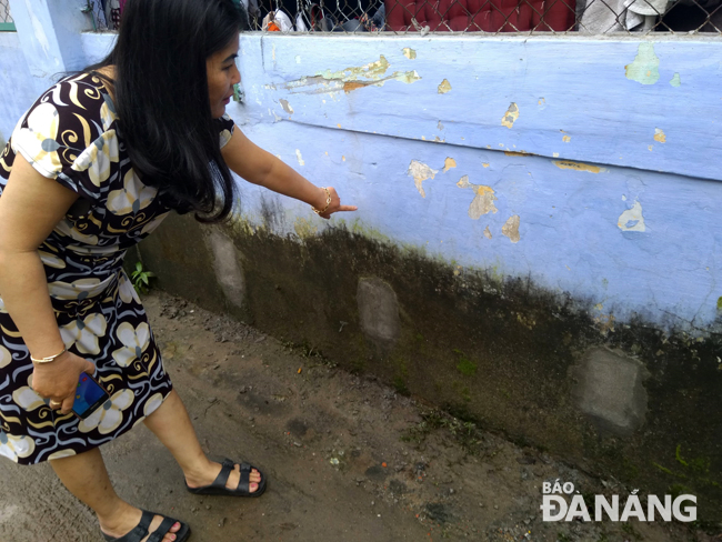 Nước ngập khiến tường nhà bà Bùi Thị Bốn bị mốc. Ảnh: TRỌNG HUY