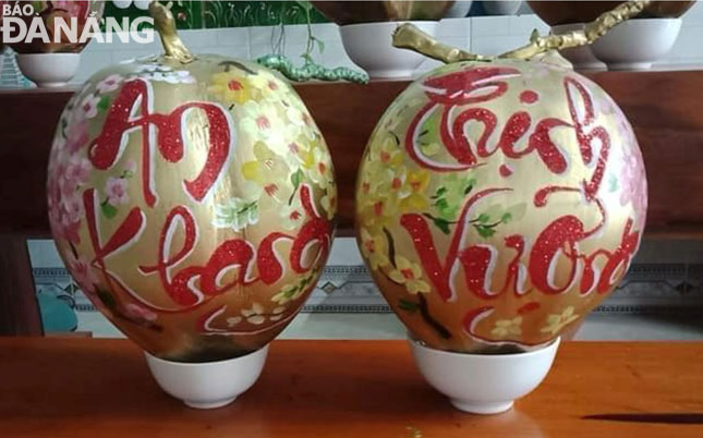  A pair of coconuts is engraved with words “An Khang Thinh Vuong” (good health, and prosperity)