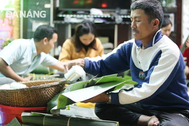 Normally, ‘banh chung’ is wrapped up in frames to make square shape cakes. The wrapping of ‘banh tet’ is somewhat more complicated than that of ‘banh chung’