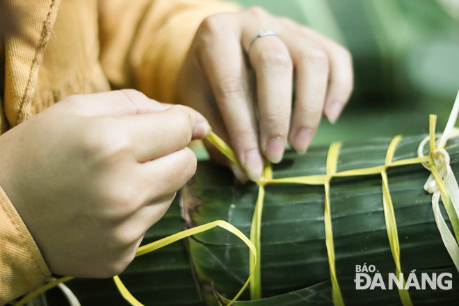 The cake is tied with more strings to make sure the banana leaves will not fall apart.