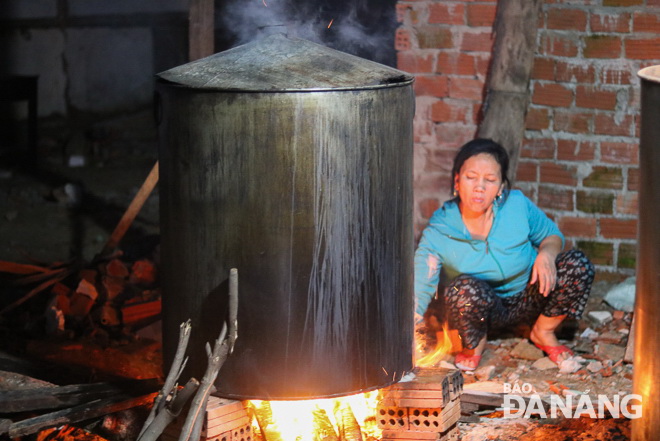 According to experienced cake makers, ‘banh chung’ is placed over ‘banh tet’ in the large-sized cooking pot. After being boiled up for 13 hours, the cakes are dipped into cold water and quickly taken out so that they will dry more quickly.