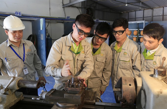 Students learn mechanics at Bạch Đằng Job Training Centre in Ha Noi.