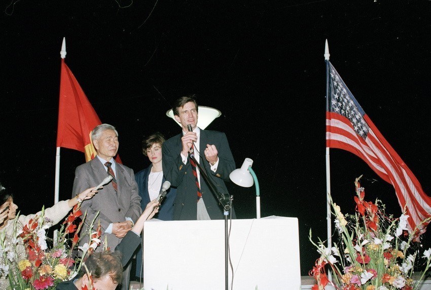 Những hình ảnh đáng nhớ về 25 năm Hoa Kỳ dỡ bỏ cấm vận Việt Nam