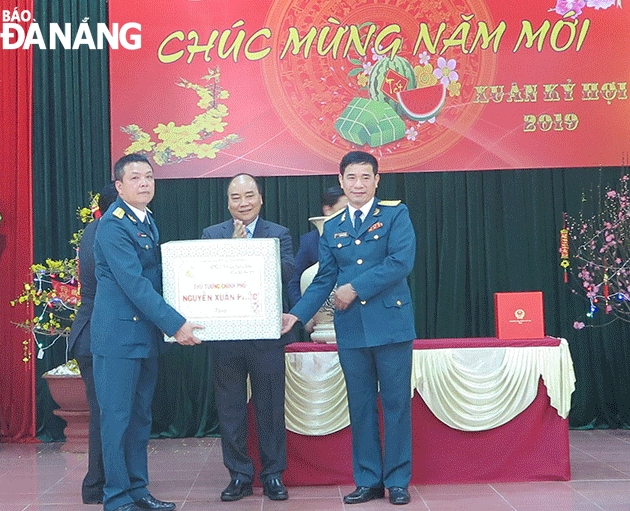 Thủ tướng Chính phủ Nguyễn Xuân Phúc chúc Tết cán bộ, chiến sĩ Sư đoàn Không quân 372