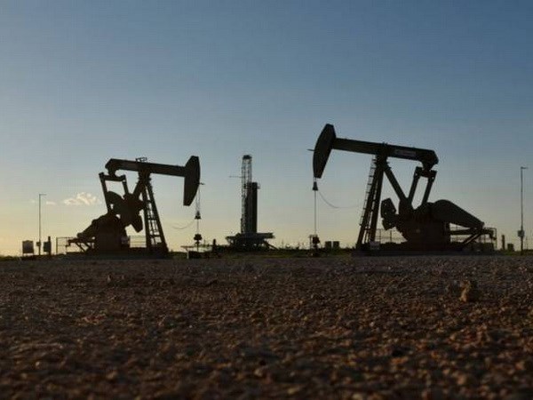 Nguồn cung dầu thắt chặt tiếp tục hỗ trợ giá 'vàng đen'