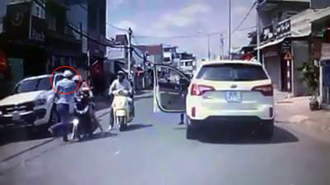 Truy tìm tài xế ô tô hung hãn tát người phụ nữ chở con nhỏ ngày mùng 1 Tết