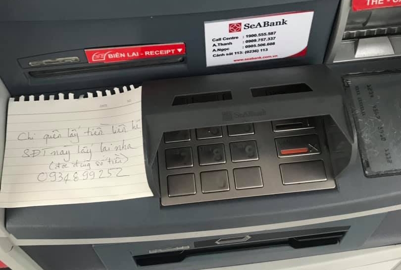 Dán thông báo tìm chủ sở hữu để quên tiền tại cây ATM