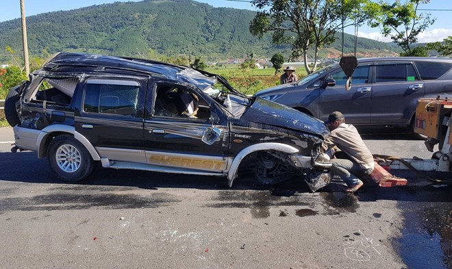 Lật xe trên cao tốc Nội Bài-Lào Cai khiến 3 người bị thương