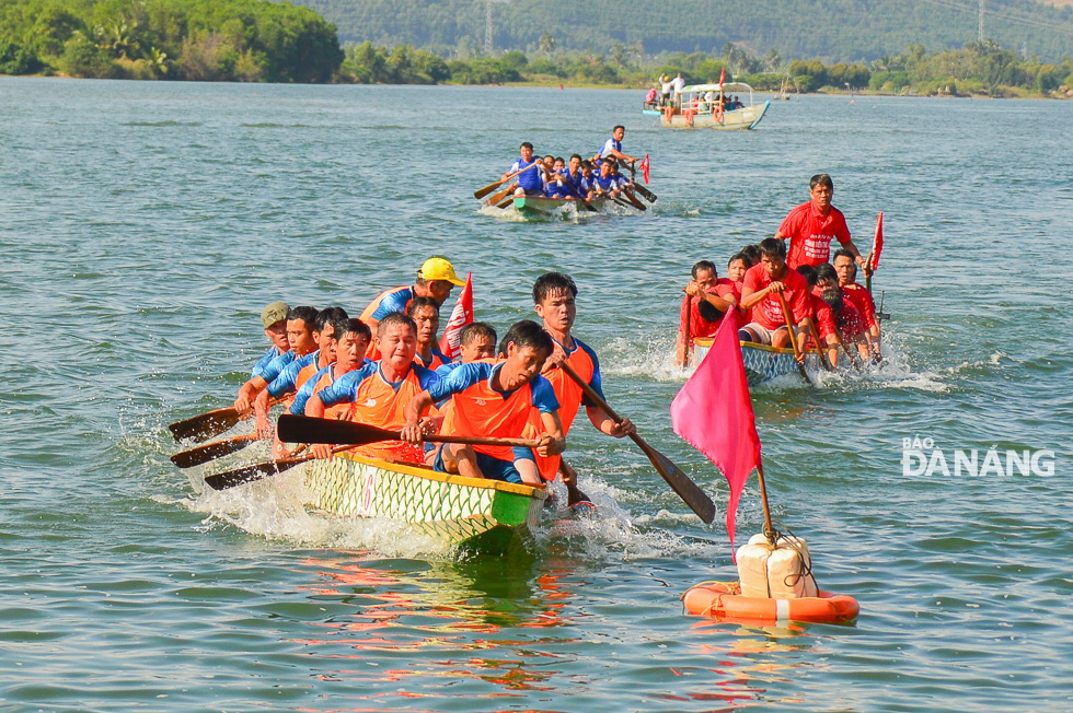 Rộn ràng hội đua thuyền truyền thống đầu xuân trên sông Cu Đê