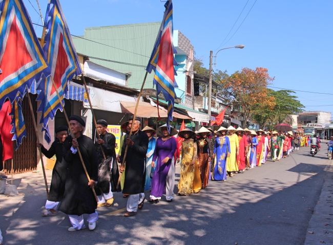 Rộn ràng lễ hội đình làng Túy Loan