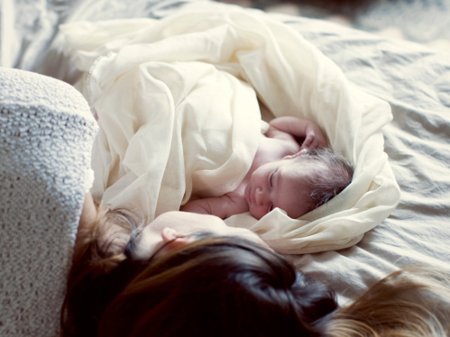 Bố mẹ không nên ngủ chung với trẻ sơ sinh