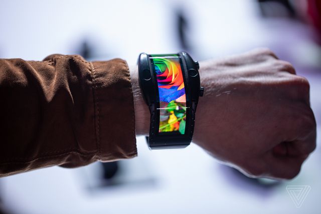 Smartphone màn hình cong độc đáo có thể đeo lên tay như đồng hồ