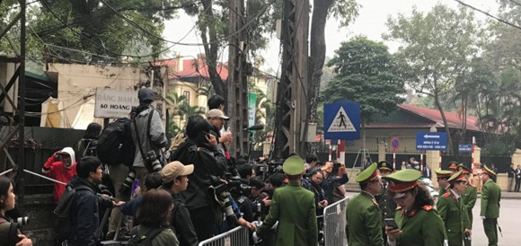 Phóng viên đổ về trụ sở Đại sứ quán Triều Tiên tại Hà Nội
