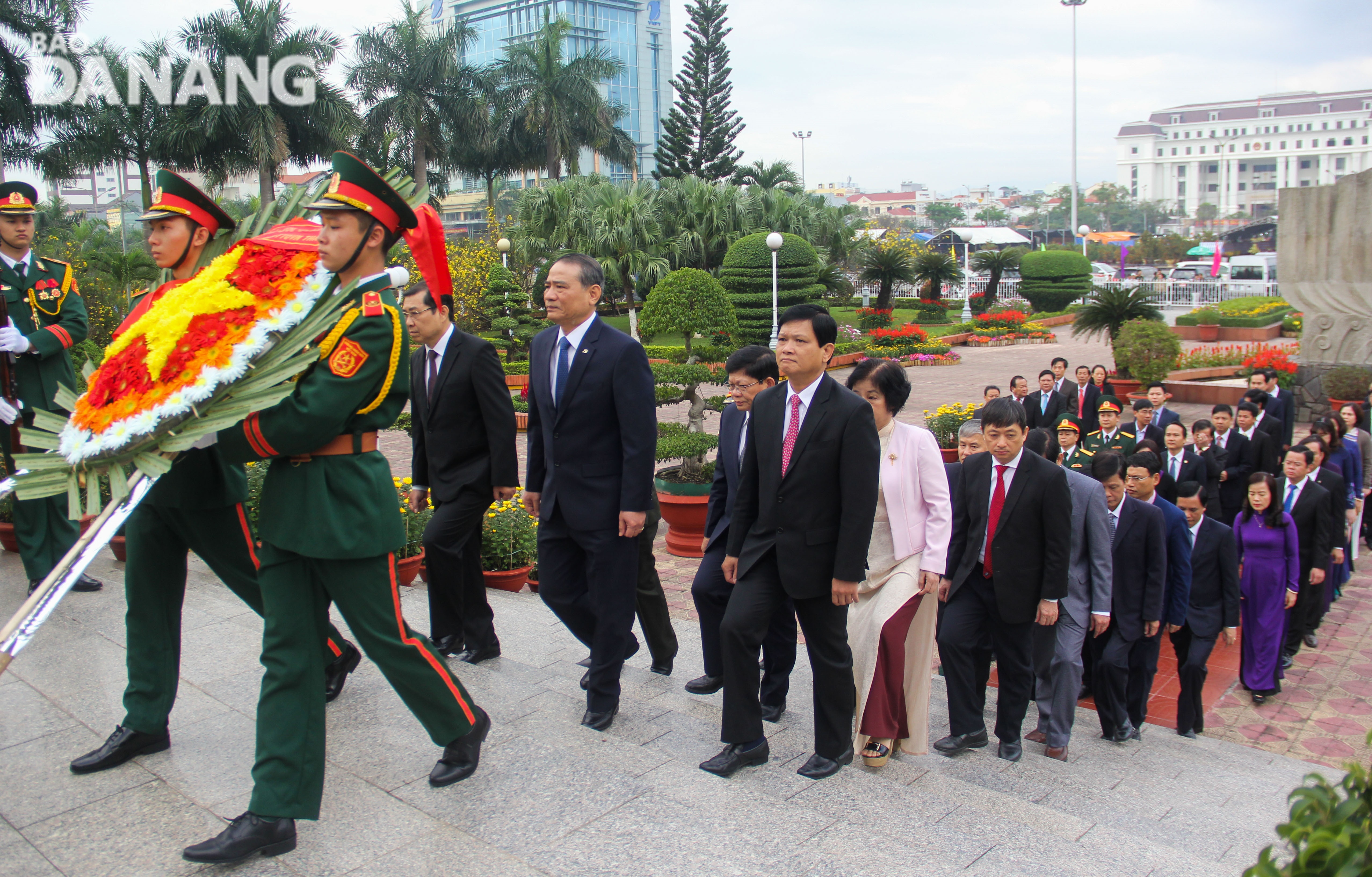 Đoàn đại biểu đặt vòng hoa, dâng hương tại Đài Tưởng niệm thành phố. 