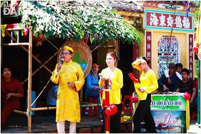 Chơi bài chòi ngày Tết là nét đẹp văn hóa truyền thống của người Trung Bộ bao đời. Ảnh: CLB Bài chòi Sông Yên cung cấp.
