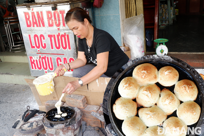 Chị Nguyễn Thị Kim Dung, một trong những người đổ bánh thuẫn lâu năm tại Đà Nẵng. 