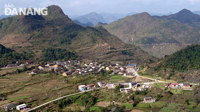 Những bản làng nhỏ bé dưới các thung lũng.