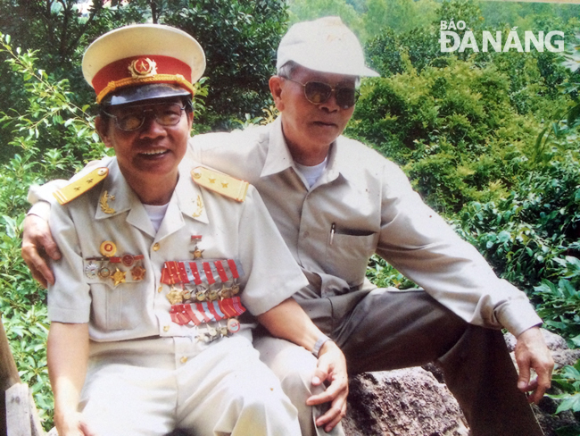 Anh hùng LLVTND Phan Công Kháng (bìa trái) cùng đồng đội đặc công năm xưa thăm lại chiến trường xưa ở Khánh Hòa (2006). (Ảnh nhân vật cung cấp)