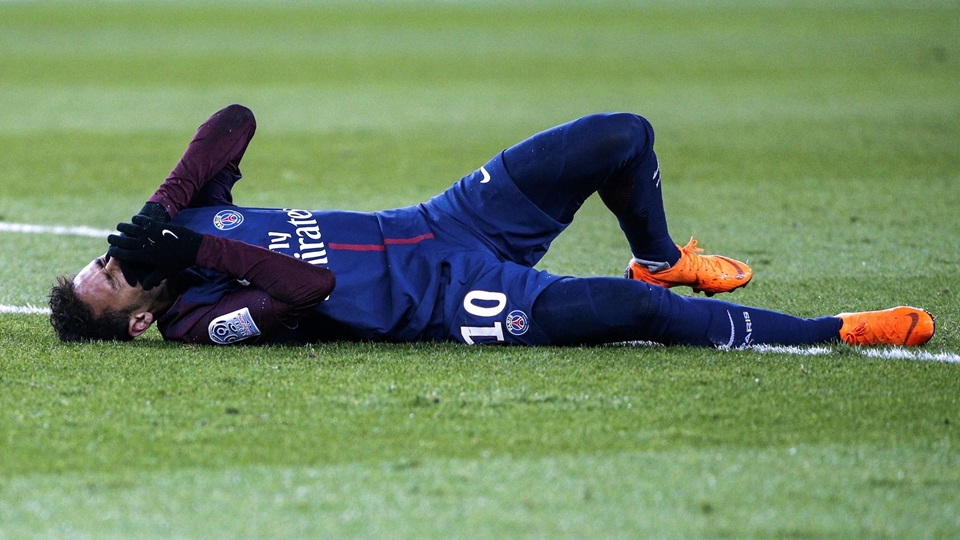 Neymar bị chấn thương nặng trong trận Paris Saint-Germain gặp  Strasbourg.