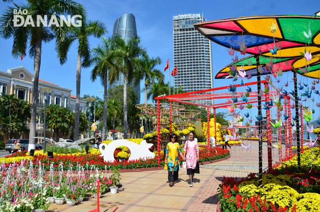 Visitors admiring the beauty of the soon-to-be-opened Bach Dang spring flower street