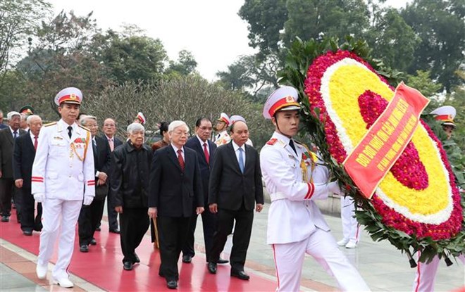 Leaders of the Party, State, National Assembly, Government and Viet Nam Fatherland Front pay tribute to late President Ho Chi Minh at his mausoleum