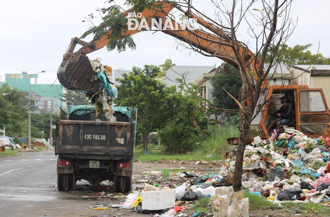29 xe ben và xe múc được huy động để vận chuyển rác từ các điểm trung chuyển, điểm tập kết nhiều rác thải lên bãi rác Khánh Sơn.  Ảnh: VĂN HOÀNG