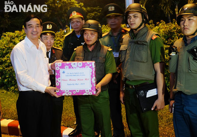 Phó chủ tịch UBND thành phố Lê Trung Chinh trao quà cho lực lượng tuần tra 8394 phường An Hải Bắc