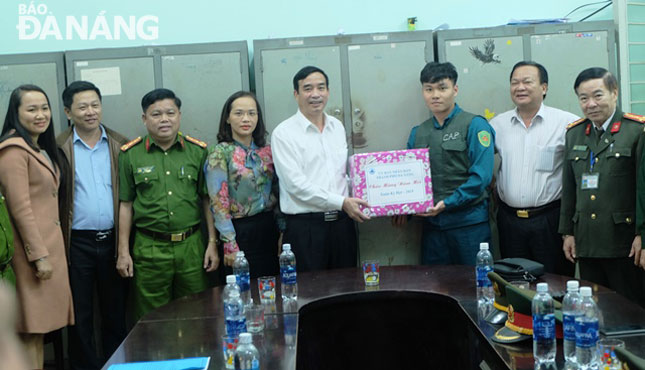 Phó chủ tịch UBND thành phố Lê Trung Chinh trao quà cho lực lượng tuần tra 8394 phường Phước Ninh