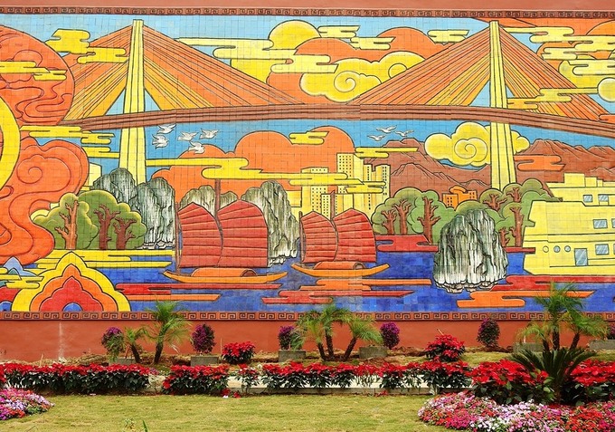 Cầu Bãi Cháy nối hai bờ sông Cửa Lục, TP Hạ Long, được ghép bằng hai màu gốm chủ đạo là cam và vàng.