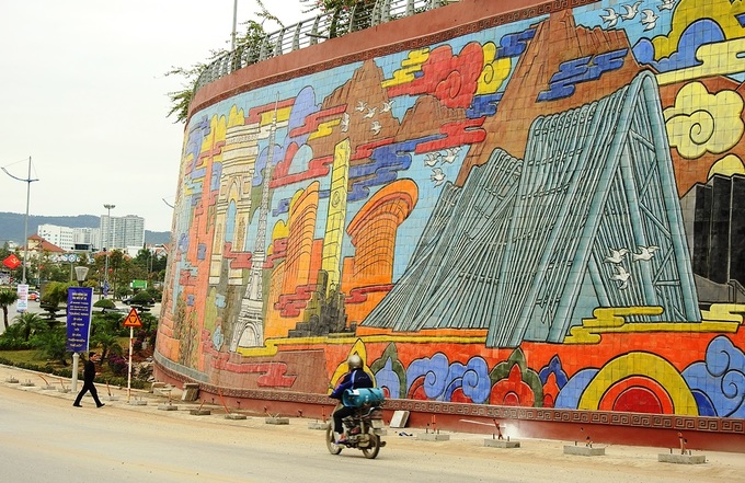 Mô phỏng cổng chào tỉnh Quảng Ninh và cột đồng hồ. Các mảnh gốm có kích thước 25x30 cm và 20x30 cm, độ dày có miếng đến 10 cm.