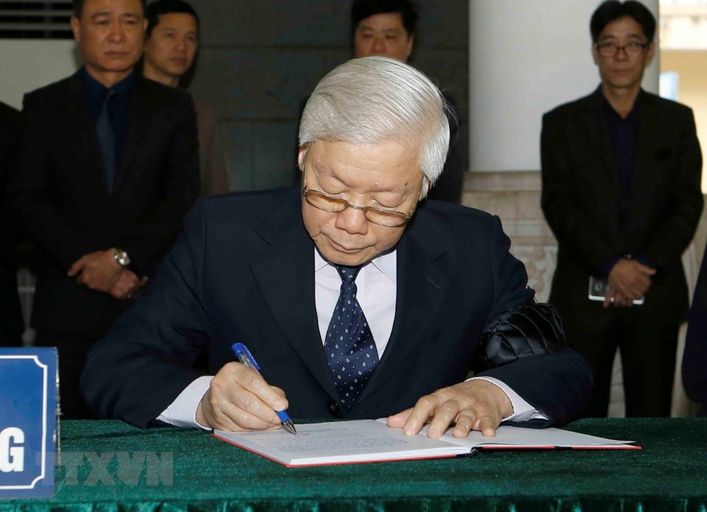 Tổng Bí thư, Chủ tịch nước Nguyễn Phú Trọng viết sổ tang. (Ảnh: Doãn Tấn/TTXVN)