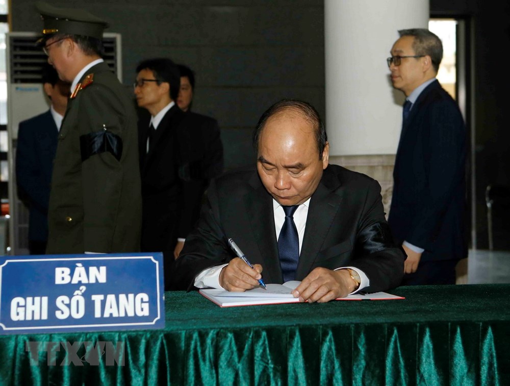 Thủ tướng Nguyễn Xuân Phúc viết sổ tang. (Ảnh: Doãn Tấn/TTXVN)