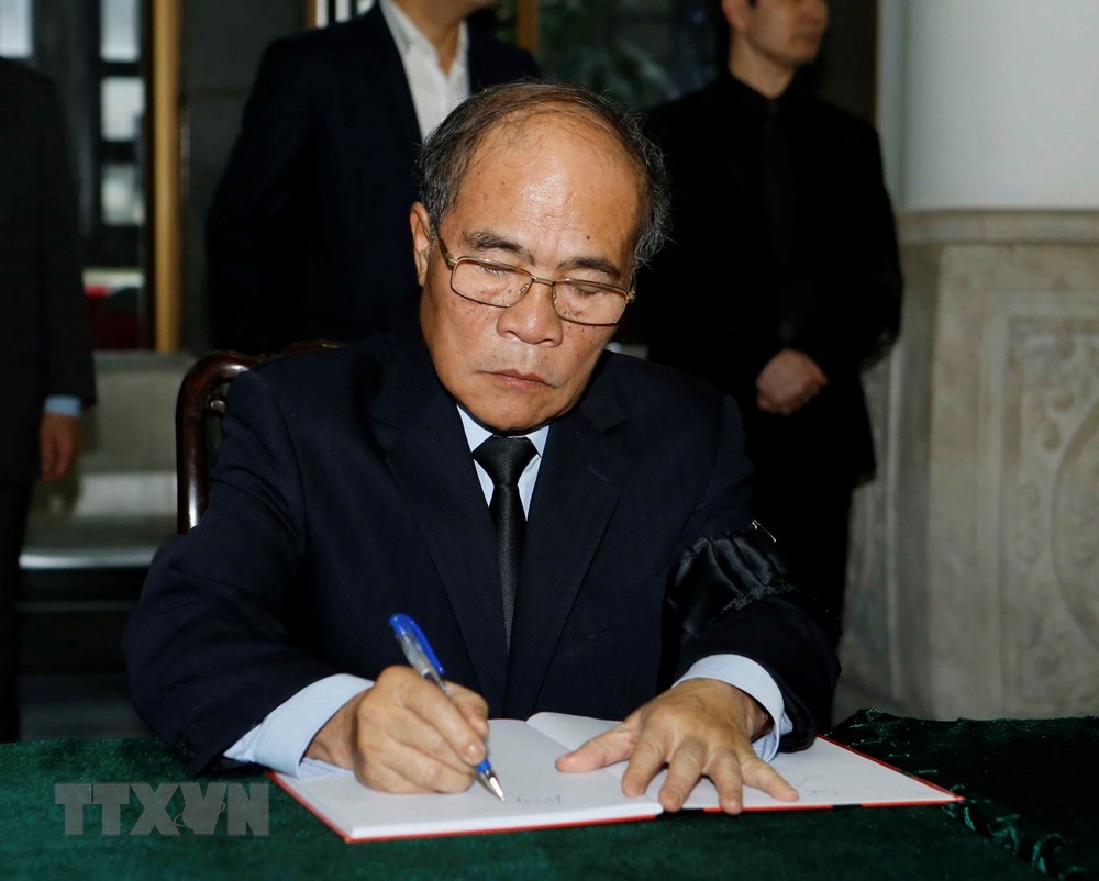 Nguyên Chủ tịch Quốc hội Nguyễn Sinh Hùng viết sổ tang. (Ảnh: Doãn Tấn/TTXVN)
