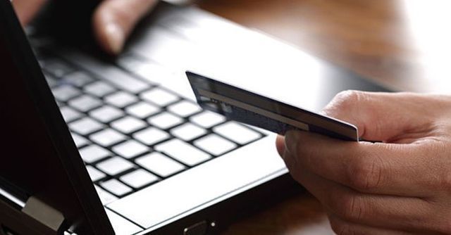 Tránh bị lừa đảo, các ngân hàng khuyến cáo chủ thẻ cần thay đổi thường xuyên mật khẩu đăng nhập internet banking, mã PIN thẻ rút tiền.