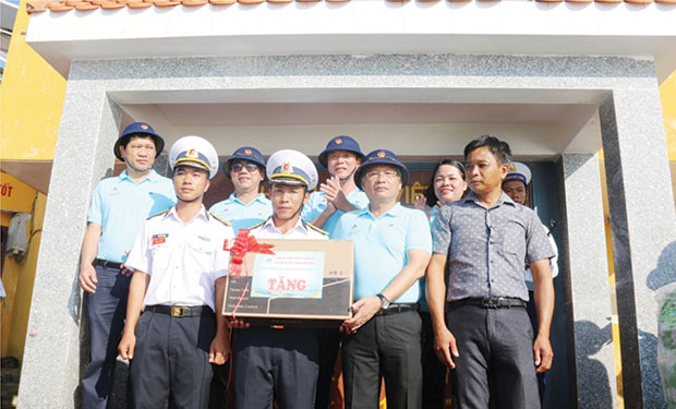 Vice Chairman Tuan (2nd, left) presenting a gift to naval soldiers on the Da Lat Island