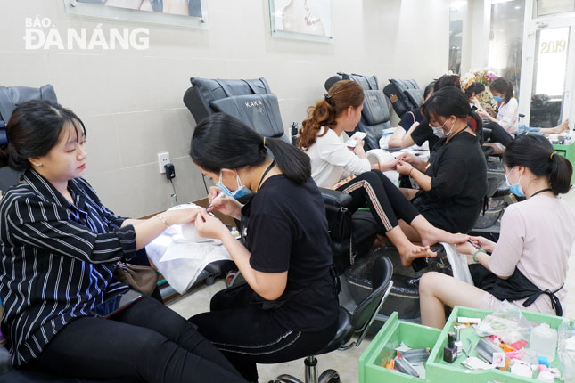 Lượng khách đông đúc đến làm nail tại tiệm nail Ka Ka (392 Hùng Vường, quận Hải Châu) vào sáng 29 tết.
