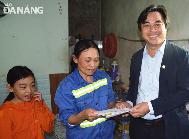 A Giám đốc Sở Tài nguyên và Môi trường Tô Văn Hùng tặng quà cho công nhân vệ sinh môi trường bị mắc bệnh hiểm nghèo.