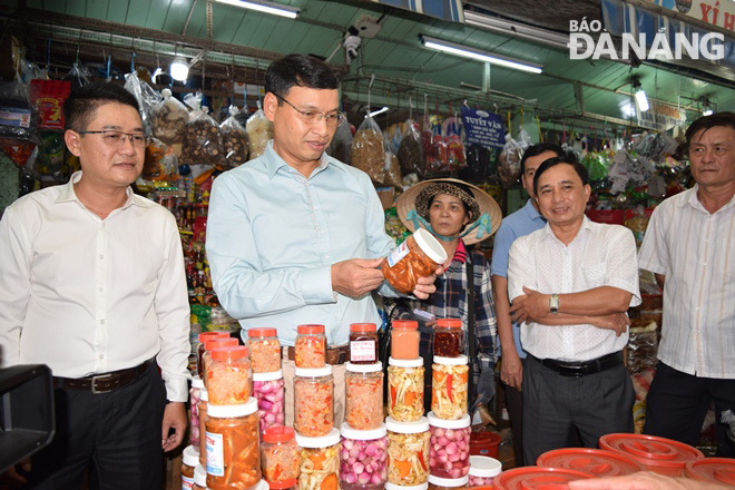 Phó Chủ tịch UBND thành phố Hồ Kỳ Minh (thứ 2 từ trái qua) kiểm tra giá cả hàng hóa tại chợ Cồn.