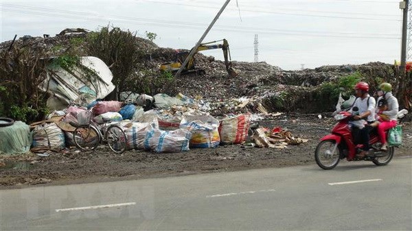 Bãi rác thành phố Trà Vinh đã quá tải. (Ảnh: Thanh Hoà/TTXVN)